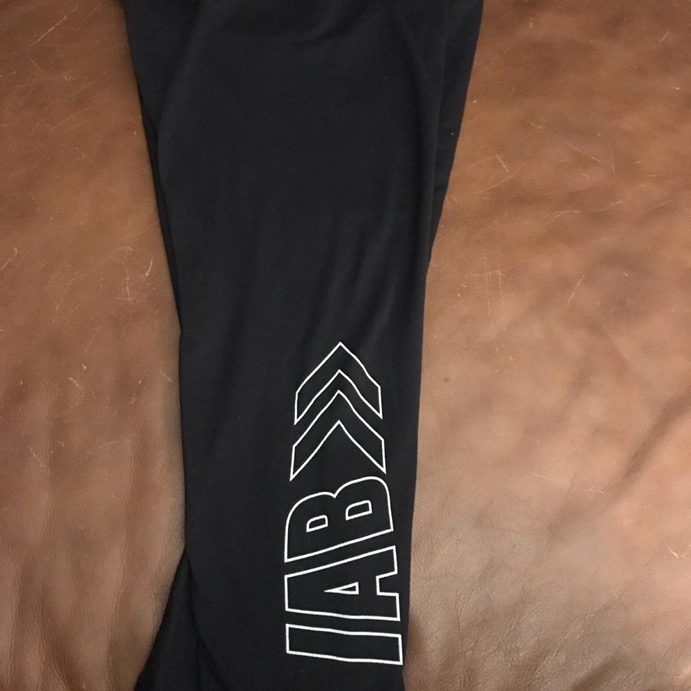 IAB MFG CAPRI LEGGINGS SIZE M LIKE NEW